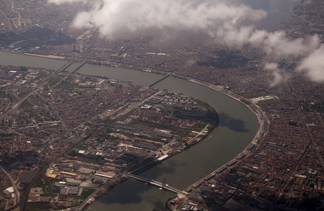Bordeaux vu d'avion, avec la Garonne, ses ponts et les toits de la ville