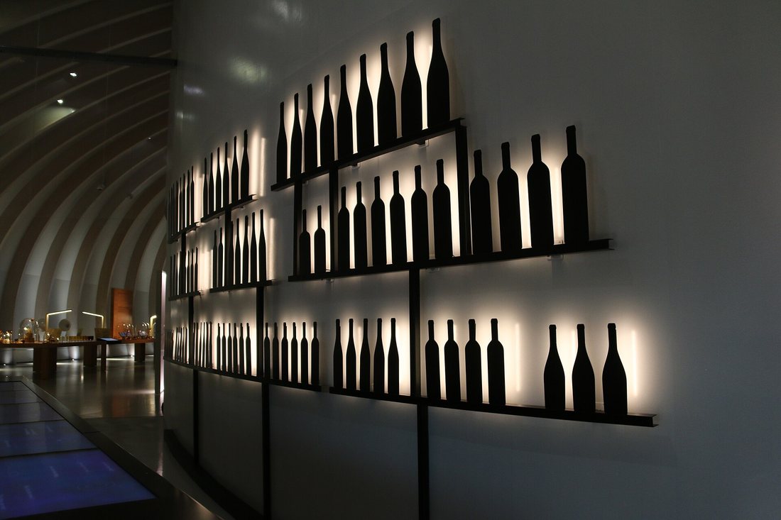 Les bouteilles en silhouette