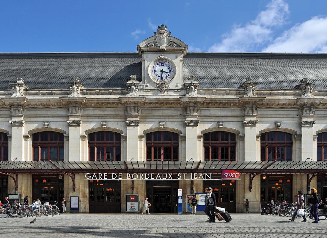 La façade de la gare Saint-Jean, avec son horloge et sa marquise, vue du parvis