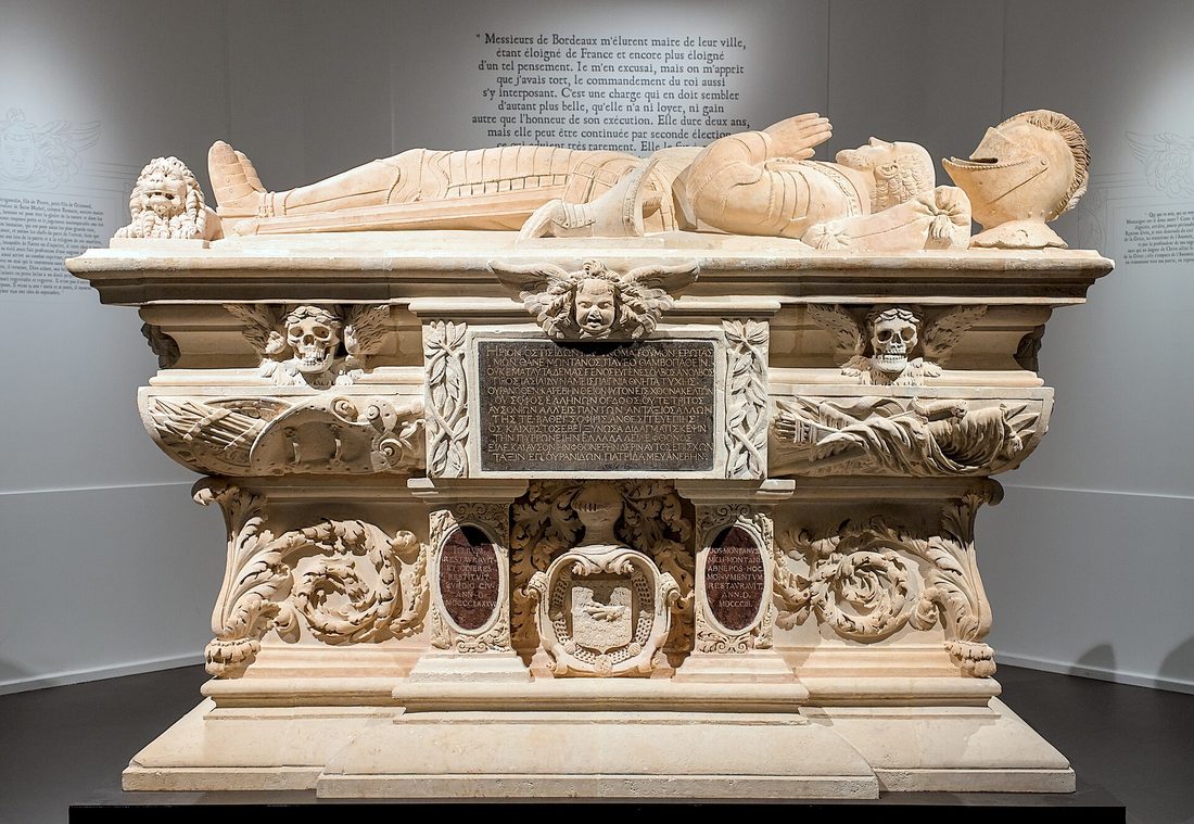 Le cénotaphe de Michel de Montaigne, tombeau de pierre sculptée surmonté du gisant en armure