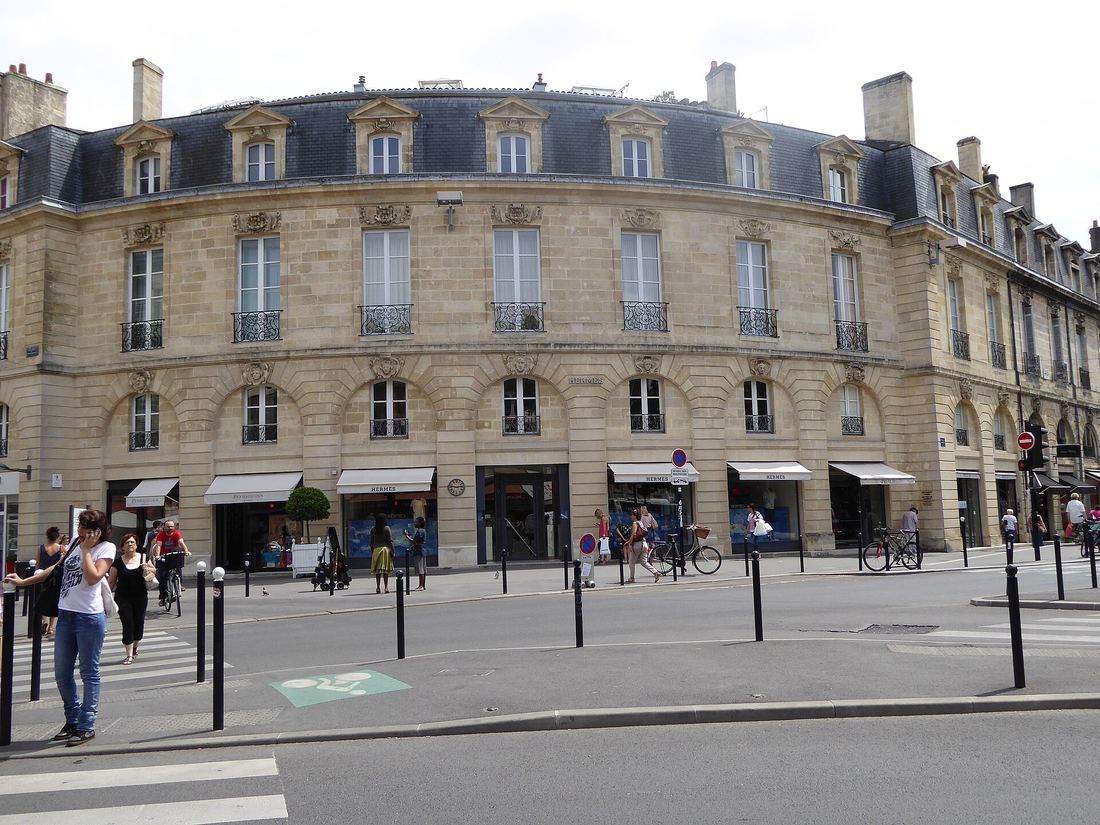 Les façades en pierre de la place Gambetta