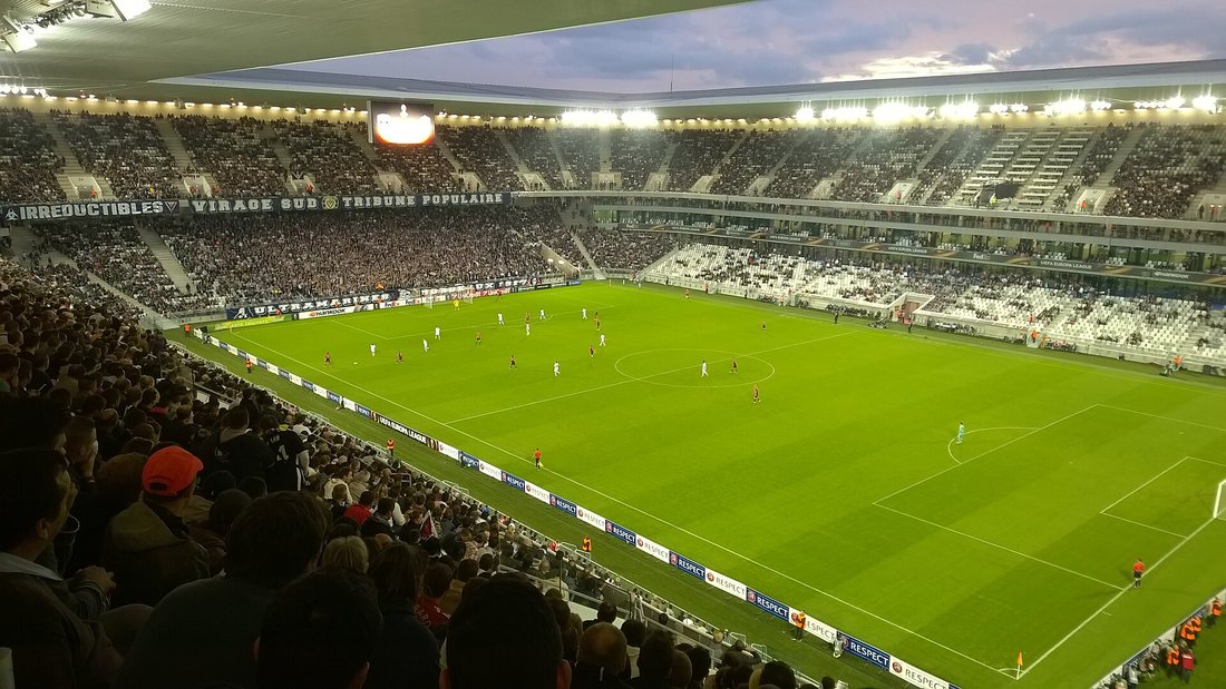 La pelouse et les tribunes pleines du Stade Atlantique de Bordeaux pendant un match en soirée