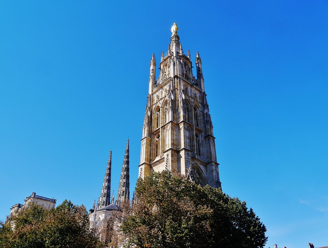 La tour Pey-Berland et la cathédrale Saint-André sous un ciel bleu