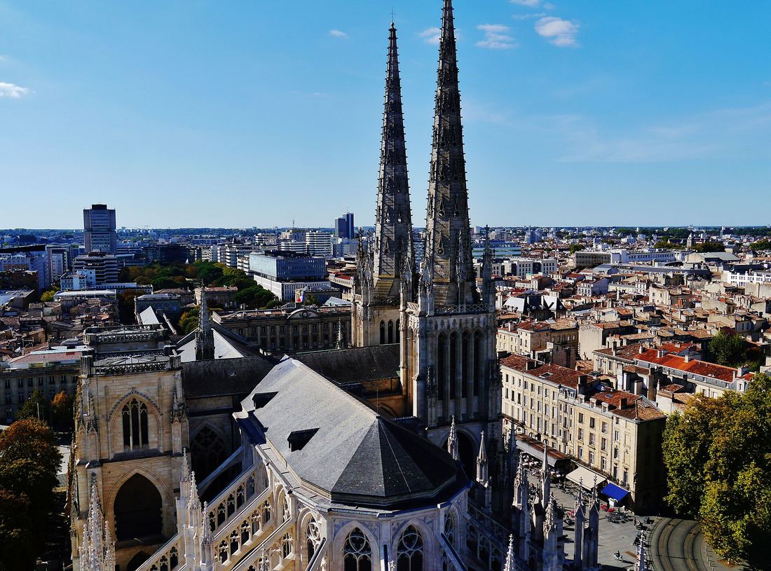 Les deux flèches et le chevet de la cathédrale Saint-André vus d'en haut, avec les toits de Bordeaux